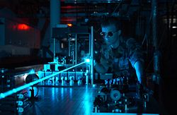 Photons émis dans le faisceau cohérent d’un laser